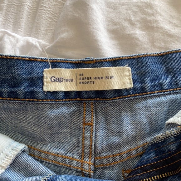 High waisted Start Gap Shorts - Picture 2 of 3